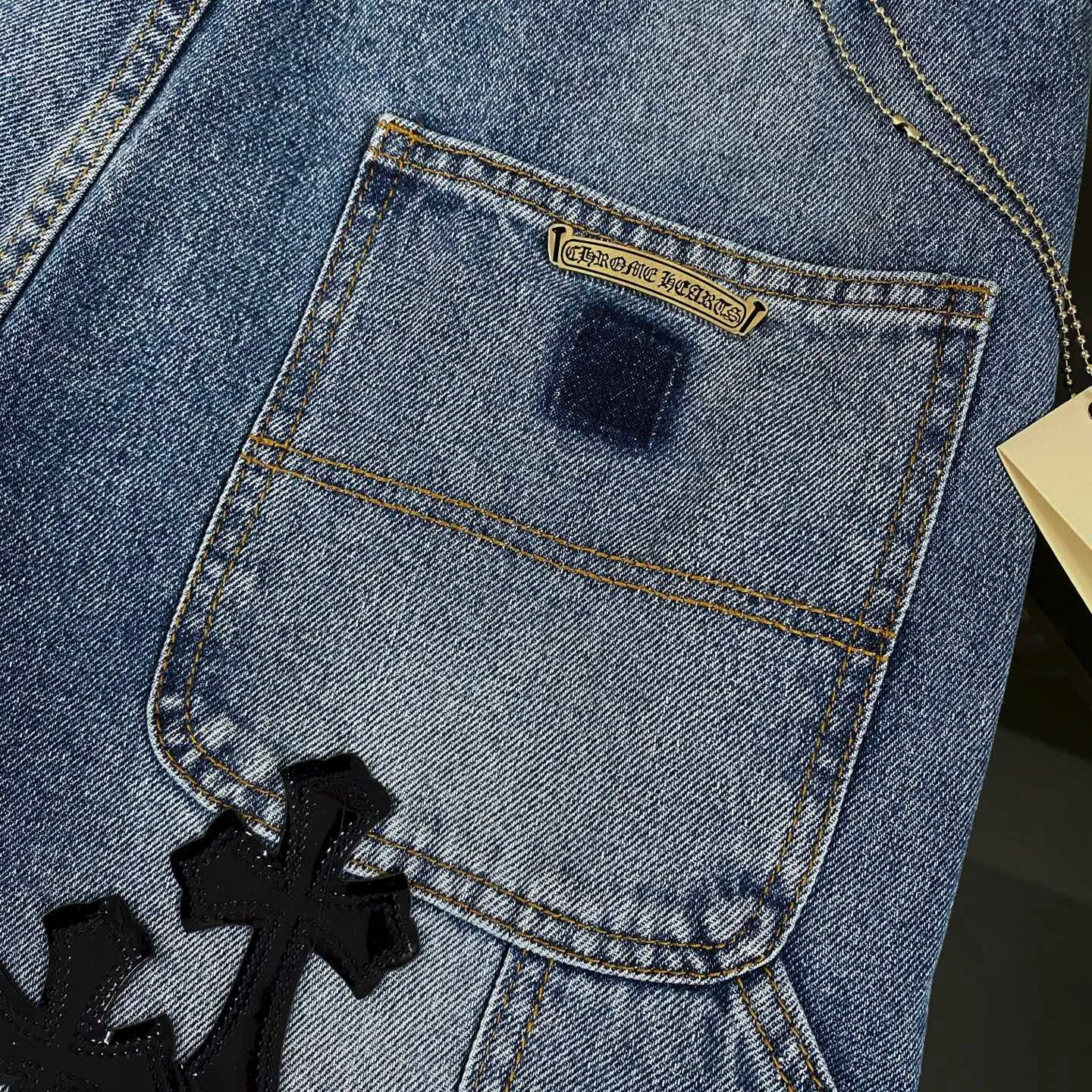 P270 CH Chromehearts limited edition work jeans denim logging pants, cabinet price 34W level, patchwork cross pattern embellishment, washed jeans! ! An absolutely high-end luxury product, a 1.9W-level god-level single product, a super popular product, made by top heavy industry, a magic weapon that cannot be missed! [About Zangyin] This is an extremely luxurious fashion brand that can also be called the aristocracy of the high street. It has always been an exclusive brand for some hipsters or rich second generations. Compared with ordinary high streets, it is more luxurious and noble. Compared with luxury brands, it is more fashionable and individual. It has always been a brand that I have a special liking for. [Top heavy industry fashion design] Consistently high-street luxury style. Speaking of this style, the Zangyin family and GU family are definitely the leading representative brands. Especially the Zangyin family has really achieved a state-of-the-art effect in creating high-street style. The unique washed material is used to create this style. The color system is already quite eye-catching. After it is decorated with patchwork cross flowers, it cleverly highlights the charm of the brand. Secondly, this style uses classic The high-waist cutting design highlights the long legs and fashionable temperament of the upper body. The brand is highly recognizable and the slim fit configuration is more suitable for daily wear. It is a product that interprets personality, fashion, and specifications at a glance. This single product is enough to make any fan excited. It can be a white T-shirt for a youthful college style, or a tight suspender for a royal style. It has strong matching ability and can be easily controlled by men.  [Materials and craftsmanship] Needless to say, this point goes without saying. As an excellent craftsman brand, Zangyin’s requirements for details and craftsmanship are really perfect. The washed color of this model has gone through so many processes, not to mention the embellishment of denim appliques. It is also purely hand-made and sewn. Just like what they believe in, only hand-made things have soul and have the meaning of wear. A top-notch heavy-duty fashionable denim item, I look forward to your perfect interpretation! !  Color: blue Size: 28-34